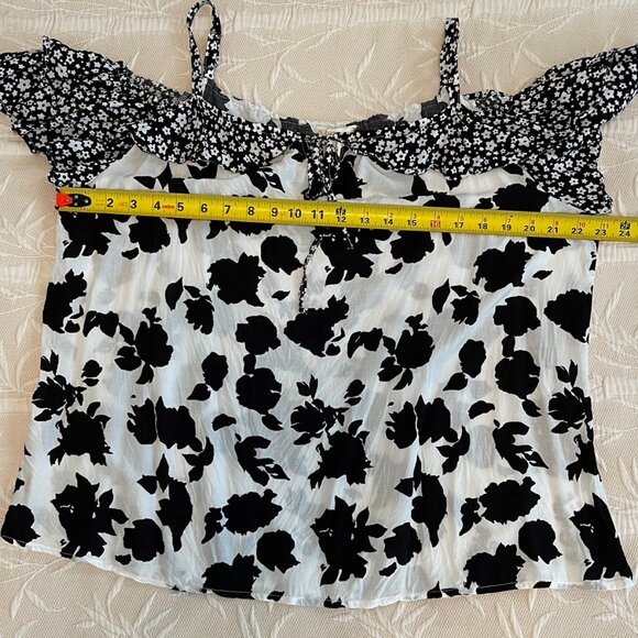 CATO Off Shoulder/Cold Shoulder Blouse with Floral Flutter Sleeves Size XL - Picture 7 of 13